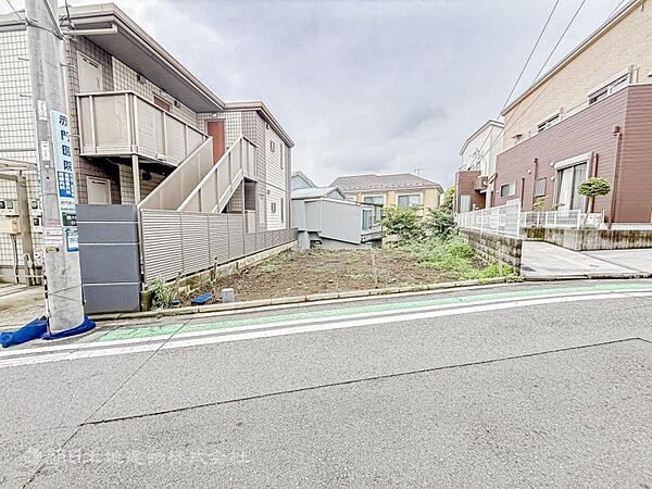 青空を背景にスタイリッシュな外観が住まう人に誇りを与えます。駅周辺施設も利用でき快適生活が送れます！四季を通じて自然と触れ合えるスポットが周辺には沢山あり、お散歩やジョギング週末の遊びにおすすめです。