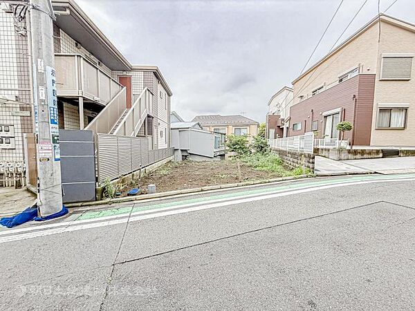 一戸建てを中心とした街並が続き、静かで落ち着いた住環境です。心地よいライフスタイルが実現できる予感。少しでも豊かに、快適に。そんな想いから生まれた本邸宅は、これから先のお住まいをきっと支えてくれます。