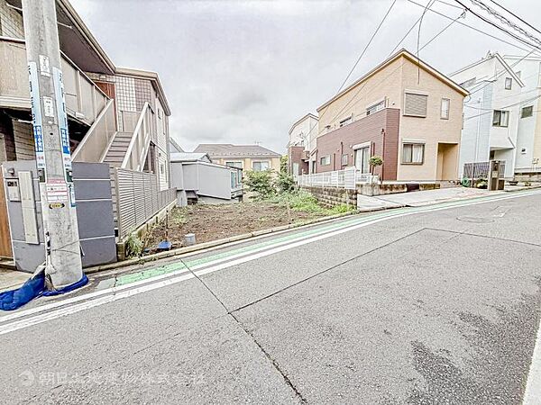 長く愛着を持って住んで頂きたいから飽きのこないデザインに！！緑の潤いを感じながらホッと生活できそう。閑静な住宅地に馴染む落ち着いた色合いの外観は、月日が経っても温かみのある邸宅として佇み続けます。