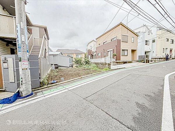 美しい外観やくつろぎの空間にふさわしい素材で満ちております。機能性をも兼ねそろえた理想のお住まい。落ち着きある邸宅街が広がるエリアで、暮らしの夢を育む、あなただけの快適な新生活をはじめてみませんか？
