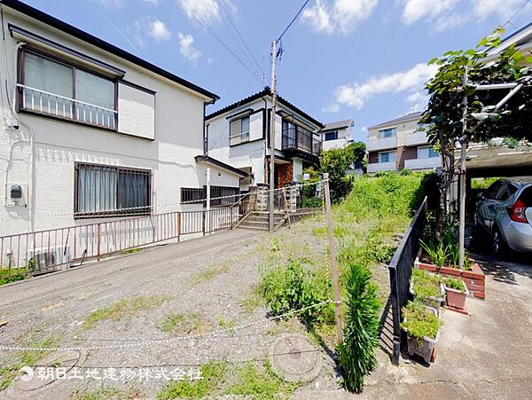 閑静な住宅地に包まれた落ち着きある住環境は安心できそう！！！静かな時間がゆったり心地よく流れます！！静かで落ち着いた街並みは、長く暮らすほどに愛着が深まりそうです。周辺環境もご覧くださいませ！