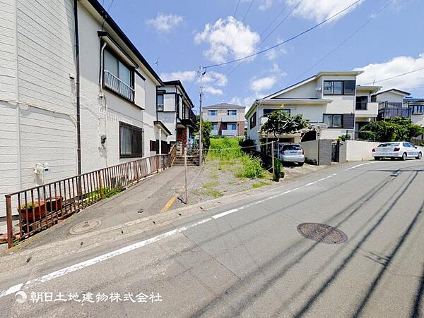 空を広く感じられる開放感が魅力の立地環境がおすすめです！陽射しと風が日々の暮らしを彩ります！！！現地では街並みや道路の雰囲気もご確認いただけます。現地で新生活を想像しながらぜひご覧ください。
