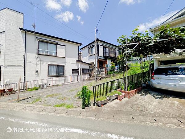 住居中心の街並みが続く閑静な住環境が自慢のひとつです！！！街の雰囲気も大切なファクターですよね！！！戸建てが並ぶ穏やかな街並みの中でゆとりをもった暮らしはかけがえのない贅沢かもしれません。