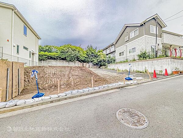 休日の散歩も楽しめる豊かな周辺の環境がくつろぎをくれます！！気分転換の散歩もゆったり楽しめそうです！近隣の公園や歩きやすい街並みなど、楽しみも広がりより豊かな充実した生活をおくれそうです。