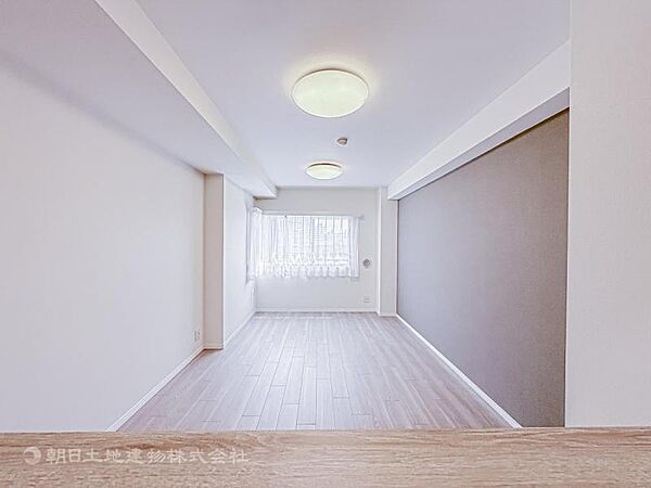 家族の会話や笑顔が行き交うリビングで、子供を走り回らせたい。ダイニングテーブルでゆったり食事を堪能。光と風が溢れる開放的なリビングダイニングには、くつろぎの空間を生み自然と家族みんなが集まってきます