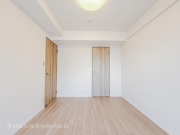 穏やかな寛ぎあじわえるお部屋では有意義な時間がつくれます！！大きな窓からと陽光が注がれる明るい空間！光もアクセントの一つとして。一人時間も充実したものにできるプライベートルームは日々を豊かにします！