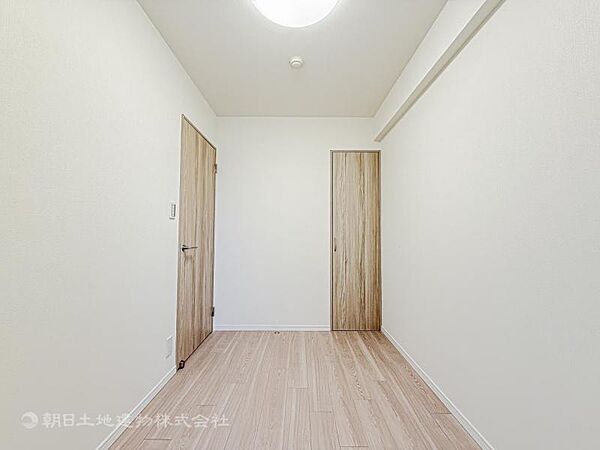 採光を確保した明るい室内は風通しも良く穏やかな時が流れます！様々な生活スタイルにも対応可能な間取り。採光もアクセントの一つとして。この明るい好みの空間で読書をしたり、音楽を聞いたりと一人の時間も充実！