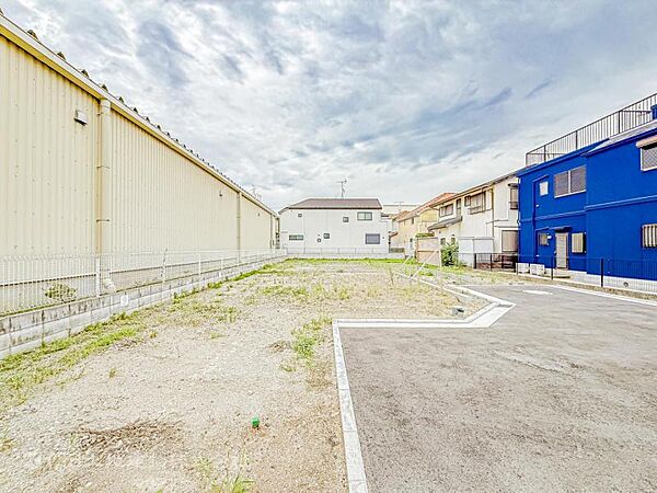 住居中心の街並みが続く閑静な住環境が自慢のひとつです！！！街の雰囲気も大切なファクターですよね！！！戸建てが並ぶ穏やかな街並みの中でゆとりをもった暮らしはかけがえのない贅沢かもしれません。