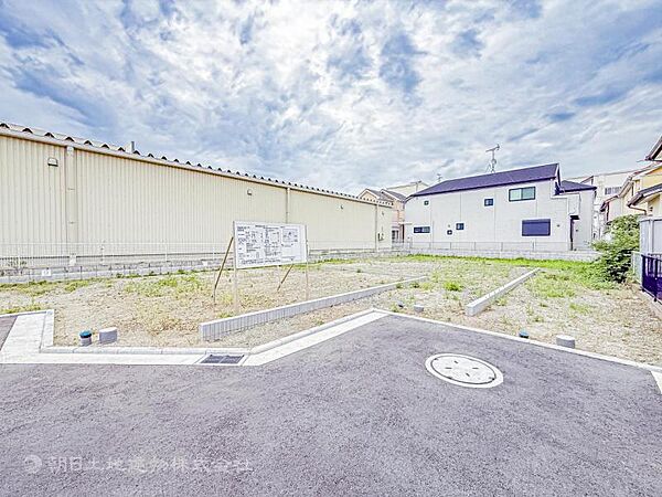 住宅街が広がる穏やかなロケーションとのびのびとした空気感！！落ち着きある毎日を静かに育んでくれます！住宅宅街ならではのおだやかな空気感が魅力です。落ち着いた暮らしを想像しながら現地をご覧ください！
