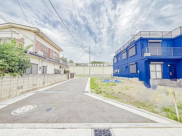 空を広く感じられる開放感が魅力の立地環境がおすすめです！陽射しと風が日々の暮らしを彩ります！！！現地では街並みや道路の雰囲気もご確認いただけます。現地で新生活を想像しながらぜひご覧ください。