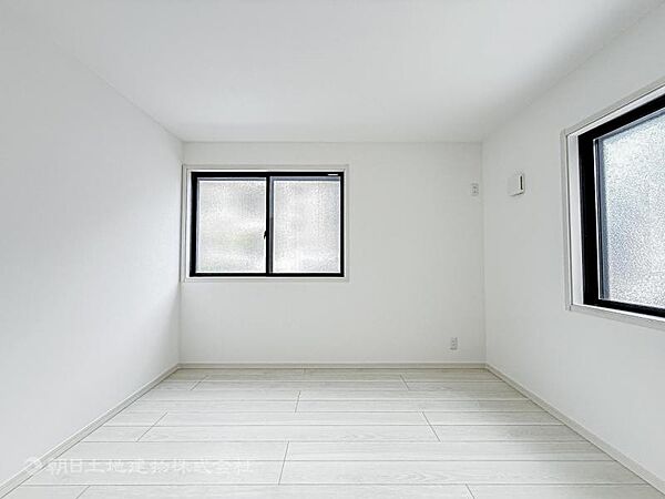 穏やかな寛ぎあじわえるお部屋では有意義な時間がつくれます！！大きな窓からと陽光が注がれる明るい空間！光もアクセントの一つとして。一人時間も充実したものにできるプライベートルームは日々を豊かにします！！