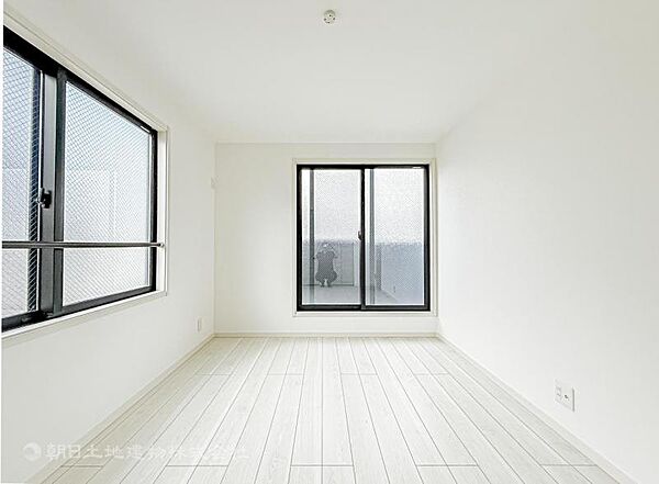 穏やかな寛ぎあじわえるお部屋では有意義な時間がつくれます！！大きな窓からと陽光が注がれる明るい空間！光もアクセントの一つとして。一人時間も充実したものにできるプライベートルームは日々を豊かにします！！