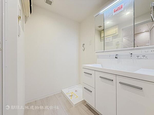 【洗面・脱衣所】3面鏡、シャワーヘッド、収納など充実の設備。動きやすい広さがあり使い勝手が良好です。