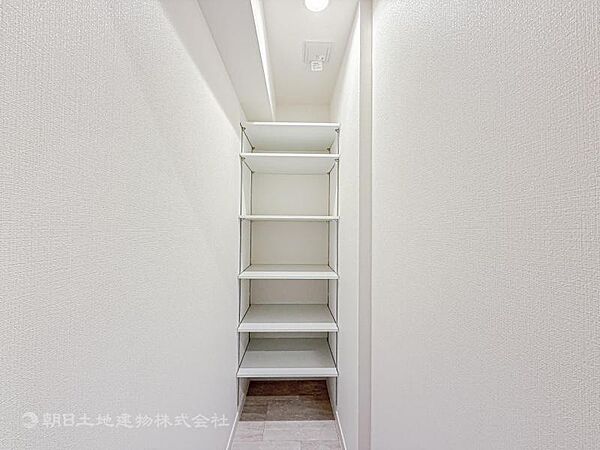 適材適所に設けた収納は、奥行きもあり多くの物の収納が可能です。扉を閉めるとパッと隠すことができるので、いつでも室内が整理整頓でき気持ちのいい空間として使えます!