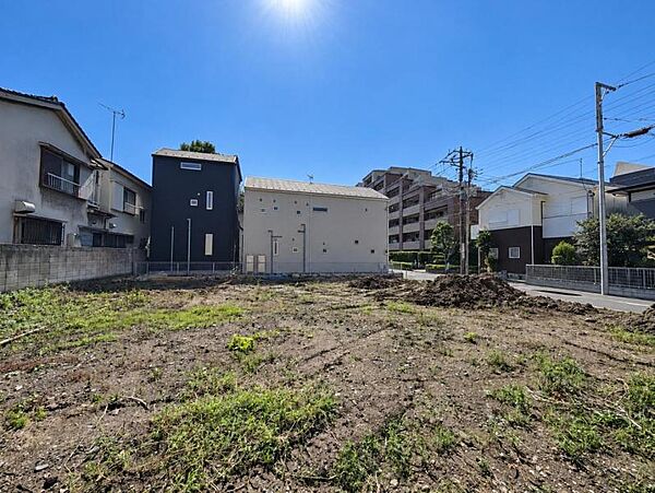 住居中心の街並みが続く閑静な住環境が自慢のひとつです！！！街の雰囲気も大切なファクターですよね！！！戸建てが並ぶ穏やかな街並みの中でゆとりをもった暮らしはかけがえのない贅沢かもしれません。