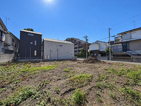 住宅街が広がる穏やかなロケーションとのびのびとした空気感！！落ち着きある毎日を静かに育んでくれます！住宅宅街ならではのおだやかな空気感が魅力です。落ち着いた暮らしを想像しながら現地をご覧ください！