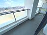 バルコニー：開放感あるバルコニーからは、晴れた日には遠くまで見渡せる眺望が広がります。明るい日差しのもと、ゆったりとした時間をお過ごしいただけます。