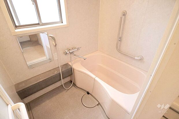 浴室は窓付き！戸建て感覚で利用でき、換気も楽々です！カウンター付きで整理整頓もしやすそうです。