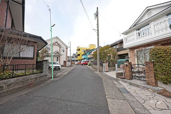 物件の南側前面道路（東側から）［2025年2月7日撮影］