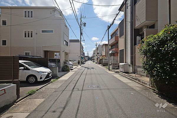 物件の南側前面道路（西側から）［2025年7月22日撮影］