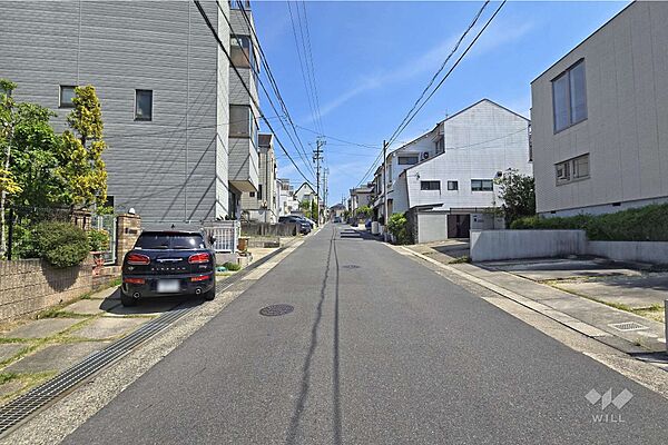 物件の南西側前面道路（北西側から）［2025年4月27日撮影］