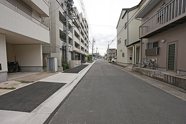 物件の南側前面道路（西側から）［2025年5月21日撮影］