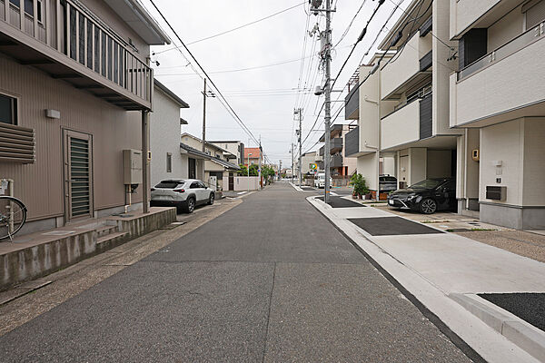 物件の南側前面道路（東側から）［2025年5月21日撮影］