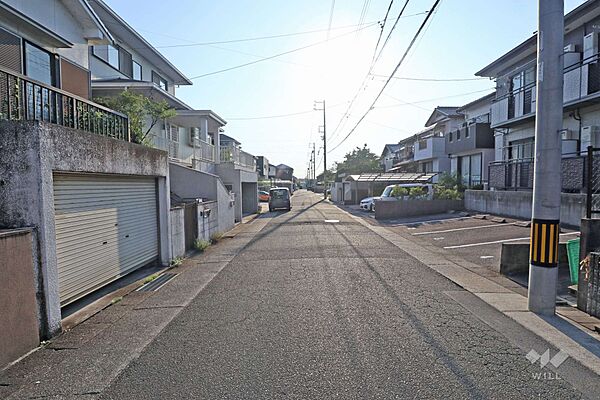 物件の北側前面道路（東側から）［2025年7月31日撮影］