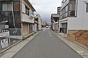 物件の西側前面道路（南側から）［2025年10月7日撮影］