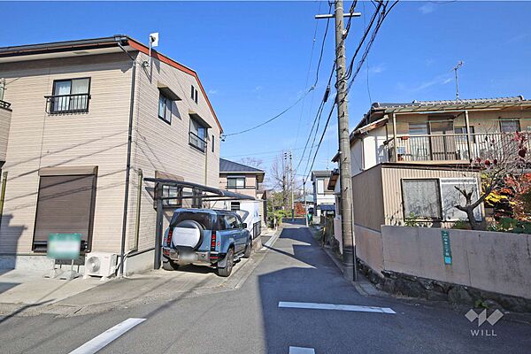 物件の南東側前面道路（南西側から）［2025年12月2日撮影］