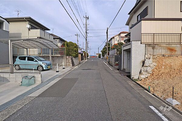 物件の北西側前面道路（南西側から）［2026年1月20日撮影］