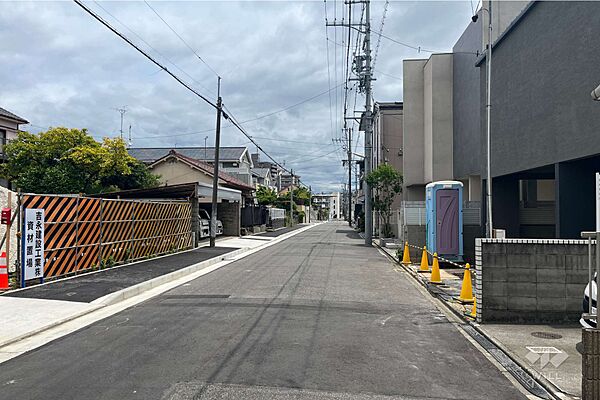 物件の北側前面道路（西側から）［2025年6月1日撮影］