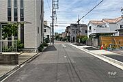 物件の北側前面道路（東側から）［2025年6月1日撮影］