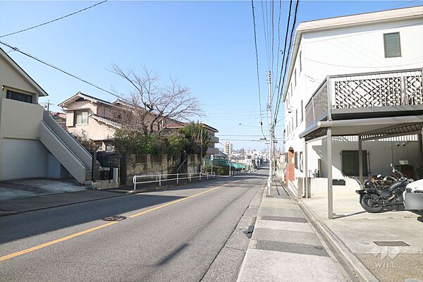 物件の南西側前面道路（東側から）［2026年1月17日撮影］