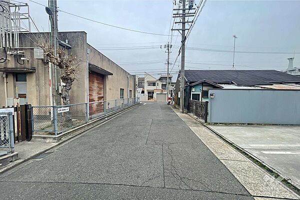 物件の北西側前面道路（南西側から）［2026年3月13日撮影］