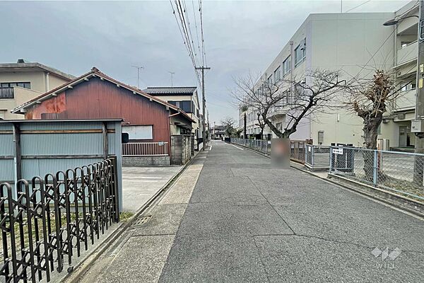 物件の北西側前面道路（北東側から）［2026年3月13日撮影］