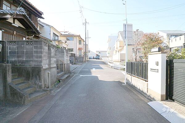 物件の北側前面道路（東側から）［2026年2月22日撮影］