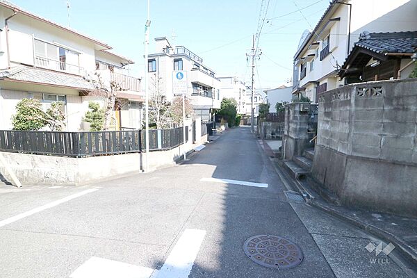 物件の北側前面道路（西側から）［2026年2月22日撮影］