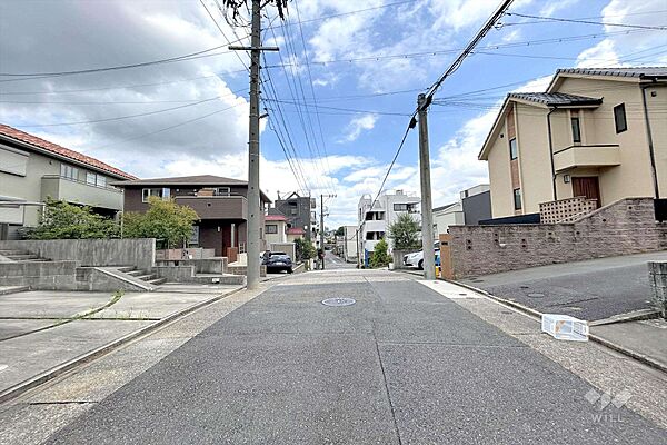 物件の南側前面道路（西側から）［2026年4月26日撮影］