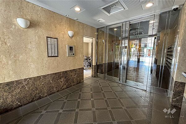 エントランスはオートロック付きです。