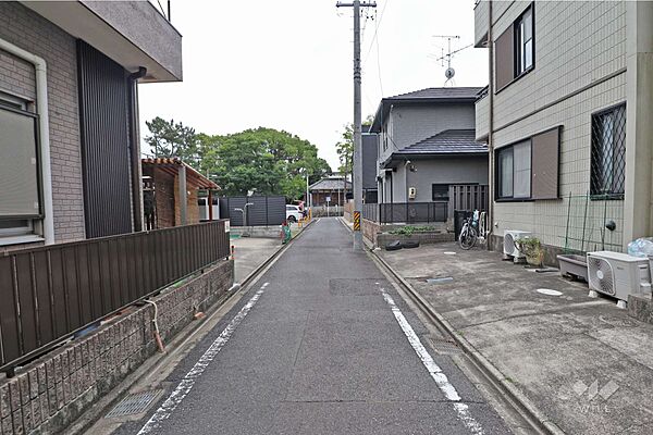 物件の西側前面道路（北側から）［2026年7月14日撮影］