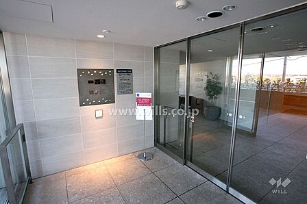 エントランスはオートロック付きです。