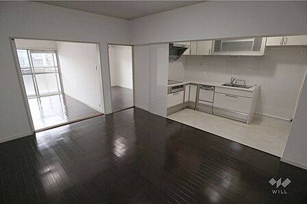 LDK約13.9帖。南面の3部屋に通じており、家族で顔を合わせやすい造りになっています。