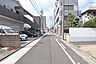 外観：物件の西側前面道路（南側から）［2026年8月21日撮影］