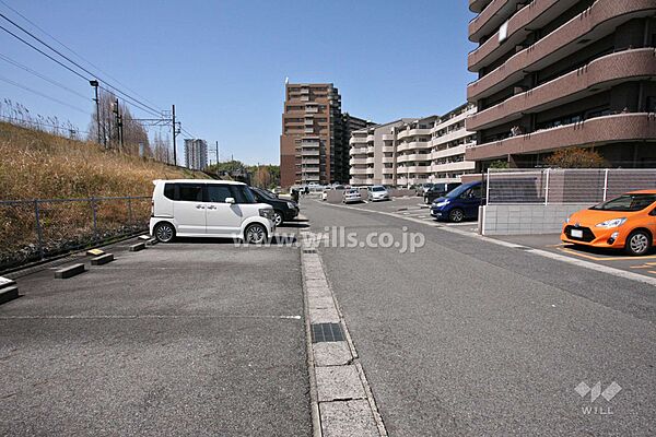 敷地南側の前面道路(東側から)