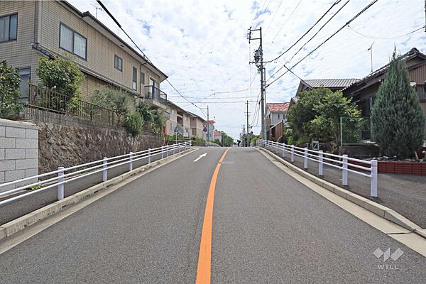物件の南西側前面道路（北東側から）［2026年8月5日撮影］