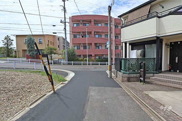 物件の北東側前面道路（南東側から）［2026年8月5日撮影］