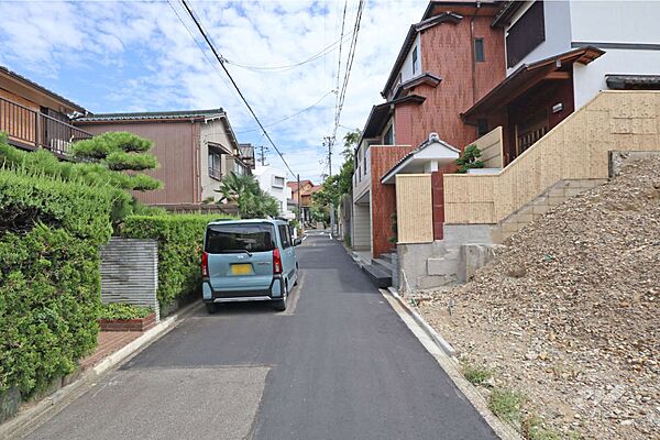 物件の北東側前面道路（北西側から）［2026年8月5日撮影］