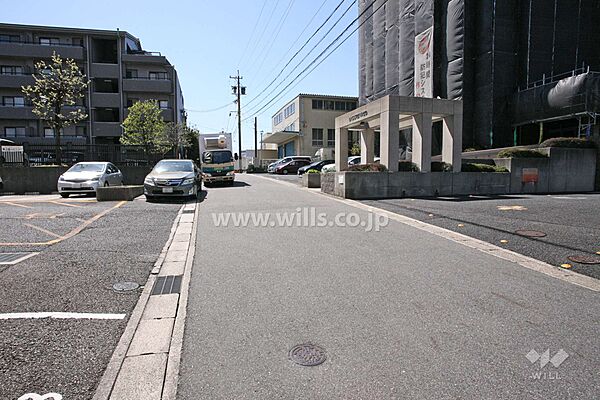 敷地東側の前面道路（北側から）