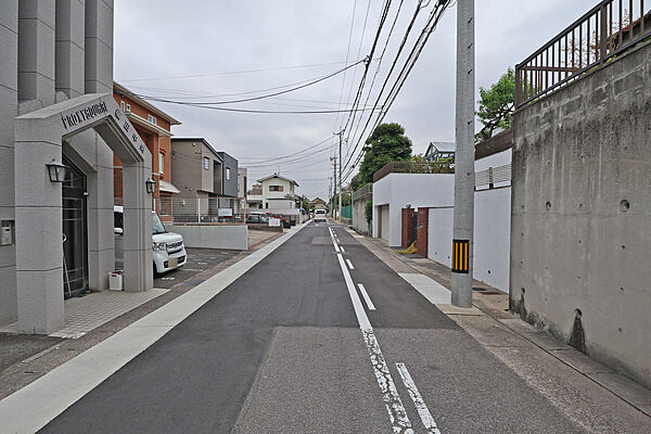 物件の南側前面道路（東側から）［2026年5月29日撮影］